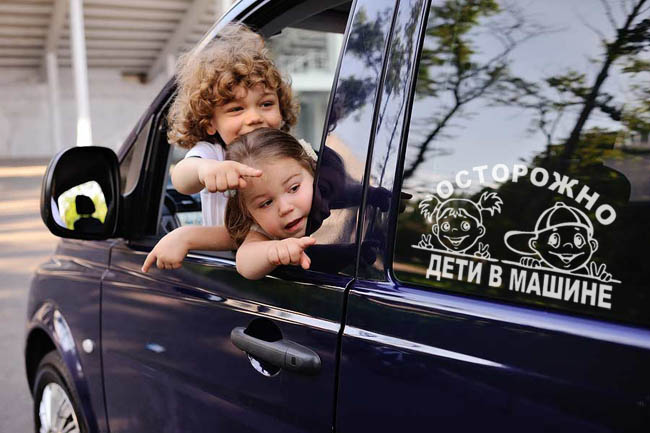 Розовая наклейка «Дети в машине» - купить от 151 руб.
